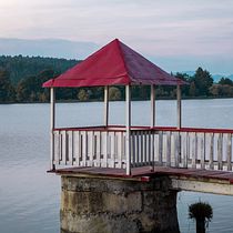 Reflejos en la Presa Brockman. Color Theor, Digital Photograph, Outdoor Photograph, Photographic Composition, Photographic Lighting, Photograph, Photomontage, Photograph, and Post-production project by Kevin de Jesús Jáuregui Rodríguez - 01.01.2026