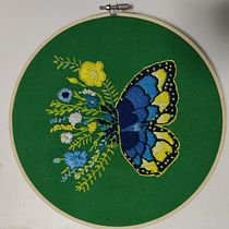 Entre flores e asas. Accessor, Design, Arts, Crafts, Botanical Illustration, DIY, Embroider, H, Lettering, Jewelr, Design, Naturalistic Illustration, Pattern Design, Sewing, Textile Design, Traditional illustration, T, pograph, Upc, and cling project by Maria Daniela Teixeira Gonçalves Roque - 01.03.2026