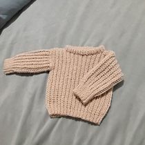 Suéter baby. Fashion Design, DIY, Fiber Arts, Crochet, and Textile Design project by Priscila Campos - 01.05.2026