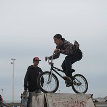 YO SOY MI DESTINO: bikers y skaters en el Paseo del Riel. Narrative project by Javier Rincon - 01.06.2026