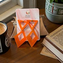 Brincos de resina - Mizu Forms. Accessor, Design, Jewelr, Design, DIY, Arts, and Crafts project by Louis Monteiro - 01.08.2026