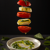 Deconstructed Caprese Salad. Projekt z dziedziny Fotografia kulinarna, St, lizowanie Ż, wności, Fotomontaż i Fotografia produktowa użytkownika Dani Venter - 08.01.2026