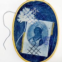 CYANOTYPE & EMBROIDERY. Artesanato, DIY, Bordado, Artes plásticas, Ilustração tradicional, Papercraft, Estampagem, Estamparia têxtil, e Design têxtil projeto de Arvin OMBIKA - 14.01.2026