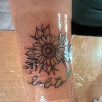 Girasol  Ein Projekt aus dem Bereich Traditionelle Illustration und Tattoodesign von Desirée De Lima - 15.01.2026