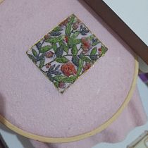 Embroidering on felt Ein Projekt aus dem Bereich Erweiterungsentwicklung, H, werk, Botanische Illustration, Musterdesign und Textildesign von m_caroline_souza - 26.01.2026