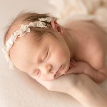 Newborn Session – Soft & Natural. Digital Photograph, Fine-Art Photograph, and Portrait Photograph project by denixka - 01.26.2026
