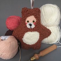 Soft Paws – Punch Needle Teddy. To, Art, Bordado, Decoração de interiores, Punch needle, e Design têxtil projeto de mcetin - 28.01.2026