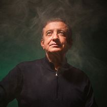 Probando mi confianza dirigiendo en un espacio público. Photograph, Studio Photograph, Fashion Photograph, and Portrait Photograph project by selficorp - 02.02.2026