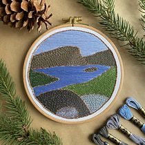 The Mountain of Saana . Ilustrație tradițională, Broderie și Design textil de marikahannuniemi - 02.05.2026