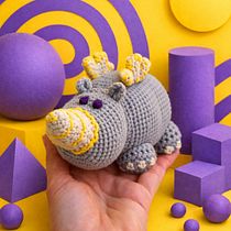 Colorful Rhino - Amigurumi Project. Artesanato, Design de brinquedos, DIY, Tecido, Crochê, Amigurumi, e Design têxtil projeto de Iuliia Redkina - 10.02.2026