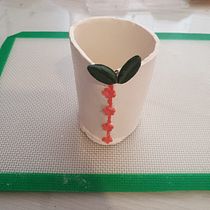 Vasija blanca con flores en relieve. Accessory Design, Arts, Crafts, Fine Arts, Decoration, and Ceramics project by Giovanna Pinto Villegas - 02.21.2026