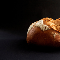 Pan artesanal. Digital Photograph, Food Photograph, Food St, ling, Instagram Photograph, Photo Retouching, Photographic Composition, Photographic Lighting, Photograph, Photograph, Post-production, Product Photograph, and Studio Photograph project by Derat Nunoi Photography - 03.02.2026