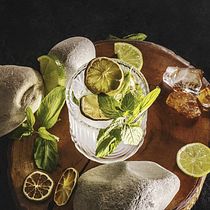 Mi coctail de mojito. Digital Photograph, Food Photograph, Food St, ling, Instagram Photograph, Photo Retouching, Photographic Composition, Photographic Lighting, Photograph, Photograph, Post-production, Product Photograph, and Studio Photograph project by Pierina Morales - 03.05.2026