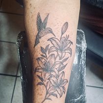 Colibri Con Flores. Expresa la libertad y la belleza de las flores. Tattoo Design project by Francisco Adolfo Falcon Pinedo - 03.08.2026