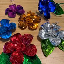Reflejos Botánicos: Diseño de Flores en Lentejuelas.. Un projet de Création d'accessoires, Artisanat, Conception de produits , et Design textile de Tatiana Plazas T - 12.03.2026