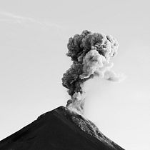Fuego And Acatenango Volcano. Color Theor, Digital Photograph, Lifest, le Photograph, Outdoor Photograph, Photographic Composition, Photographic Lighting, Photograph, Instagram Photograph, Film Photograph, and Self-Portrait Photograph project by Simão Guerreiro - 03.18.2026