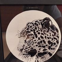 Onça em linhas. Ein Projekt aus dem Bereich Zeichnung, Stickerei, Weben, Traditionelle Illustration, Realistische Zeichnung und Textildesign von Erika Siqueira - 25.03.2026