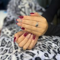 Francesas burdeo. Un proyecto de Diseño, Ilustración tradicional, Pintura y Pattern Design de Elena Alejandra Cordes Virgilio - 26.03.2026