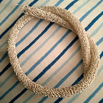 Pulsera plateada . Crochet, DIY, Fashion Design, Fiber Arts, Textile Design, Arts, and Crafts project by Carolina Soza - 04.05.2026