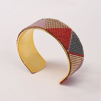 Pulseira losango rosa - fandango Ein Projekt aus dem Bereich Erweiterungsentwicklung, H, werk, Weben und Schmuckdesign von Bárbara Camarinha - 20.04.2026