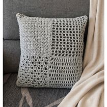 Cojín decorado con puntos de crochet . Un proyecto de Diseño de complementos, Tejido, Crochet, Tejido de punto y Diseño textil de Keli - 05.05.2026
