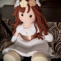 Mi primera muñeca de comunión. Amigurumi, Artesanato, Crochê, Tecido, Design têxtil, e Design de brinquedos projeto de Mónica Gutiérrez - 10.05.2026