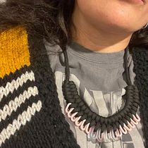 Collar Trama de color. Arts, Crafts, Jewelr, Design, Macramé, and Textile Design project by Andrea Lizana - 05.12.2026