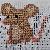 Rata en punto de cruz . Un progetto di Ricamo, Fiber Art e Textile Design di tanniaysl040505 - 17.05.2026