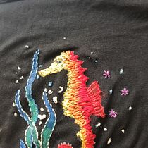 Caballito de mar en TShirt negra . DIY, Bordir, Lukisan, Desain Pola, Desain Tekstil, Upc, Dan cling proyek oleh Diego Echeverri - 05.18.2026