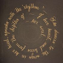 Quote in metallic ink. Caligrafia projeto de Alejandra M. - 19.05.2026