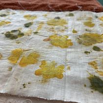 Marigold Eco Prints on Linen . % dboyanova tarafından hazırlanan Sanat ve El Sanatları, Kendin Yap, El, af Sanatları, Çiçek ve Bitki Tasarımı, Tekstil Tasarımı, Tekstil Bo, ama, Ve Tekstil Baskısı projesi - 05.20.2026