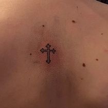Small cross tattoo. Een project van Tatoeageontwerp van onlycupcakesleft - 21.05.2026
