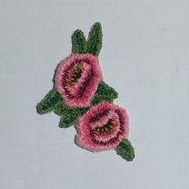 Parche con Flores. Accessor, Design, Embroider, Botanical Illustration, and Textile Design project by darklove - 06.16.2026