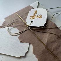 Tarjeta de Aniversario. H, Lettering, Traditional illustration, and Lettering project by Estephania Quezada - 06.25.2026