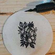 Minha primeira vez com uma maquininha de tattoo na mão!. Tattoo Design project by Kamilla Piovesan - 07.02.2026