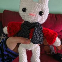 Traje de conejo croceht. Un proyecto de Artesanía, Crochet, Diseño de juguetes, Tejido, Amigurumi y Diseño textil de guillermogallade - 03.07.2026