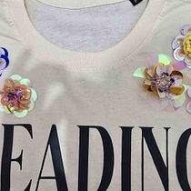 Flores em camiseta.. Bordado, Design de moda, e Design têxtil projeto de Flavia Helena Nunes Silva - 05.07.2026