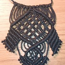 Naszyjnik makramowy bez frędzli. Accessor, Design, Arts, Crafts, Jewelr, Design, DIY, Macramé, and Textile Design project by fotograf_copywriter - 07.14.2026