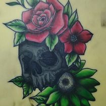 Traditional Skull and Flowers. Traditional illustration, Drawing, Digital Illustration, Tattoo Design, and Digital Drawing project by Philip Kashouh - 07.21.2026