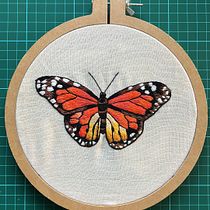 Realista Mariposa . Un proyecto de Ilustración tradicional, Bordado y Diseño textil de Marie Morales - 14.08.2026