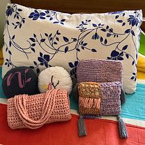 Cojines y bolsa tejidos a mano. Un proyecto de Diseño de complementos, Tejido, Crochet, Tejido de punto y Diseño textil de valentinapchein - 15.08.2026
