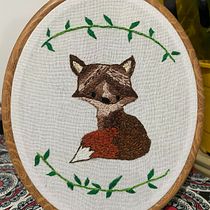 Zorro colorado bordado a mano. Embroidery, and Textile Design project by Barbara Maidana - 08.23.2026