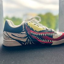 Venom. Accessory Design, Fashion Design, Acrylic Painting, DIY, and Upcycling project by Konstancja Klimkiewicz - 08.26.2026
