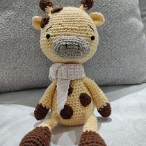 Jirafa . Un proyecto de Artesanía, Diseño de juguetes, Crochet, Amigurumi y Diseño textil de ZULUAY FIERRO HERRERA - 27.08.2026