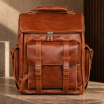 Mochila de cuero color cognac. Fotografia, Retoque fotográfico, Fotografia do produto, Fotografia digital, Fotografia publicitária, Inteligência Artificial, Design de IA, Geração de Imagens, Animação com IA, e Edição de Foto e Vídeo com IA projeto de Juan Sebastian Mejia Castaneda - 14.09.2026
