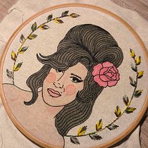 Amy Winehouse. Un projet de Peinture, Aquarelle, Broderie , et Design textile de Carla Pérez Guerrero - 20.09.2026