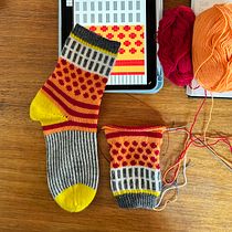 Miss Quinn socks . Design accesoriu, Design vestimentar, Arte din fibre, Tricotat și Design textil de Ana Wengelaar - 09.24.2026