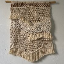 Tapiz de macramé . Accessory Design, Arts, Crafts, Interior Design, Decoration, Fiber Arts, Macramé, and Textile Design project by Maria Virginia Gonzalez - 09.30.2026