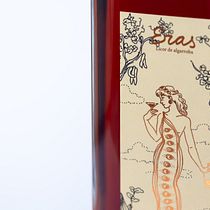 Ilustraciones para etiquetado del licor de algarroba y los vermuts artesanales de Bodega Eras.. Un progetto di Illustrazione tradizionale, Graphic design e Disegno di Júlia Cano - 02.10.2026
