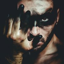 Dark soul. Creativit, Photograph, Studio Photograph, Portrait Photograph, and Photo Retouching project by Manu Toscano - 08.24.2018